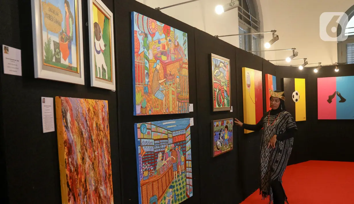 Pengunjung melihat-lihat sejumlah karya lukis yang dipamerkan di Museum Kebangkitan Nasional, Jakarta, Selasa (20/5/2025). (Liputan6.com/Herman Zakharia)