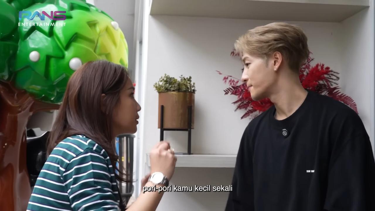 Tingkah Lucu Nagita Slavina Tiba-tiba Salfok Lihat Pori-pori Wajah Jackson Wang, Gemas Banget!