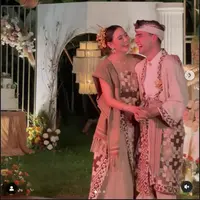 Look wedding after party Laura Theux dan Indra Brotolaras yang kasual etnik dengan unsur Bali [Foto: @rantymaria]