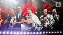 Grup boyband Westlife tampil pada konsernya yang bertajuk “Westlife The Wild Dreams Tour 2023 Jakarta” di Stadion Madya GBK, Jakarta, Sabtu (11/2/2023). Boyband asal Irlandia itu membuka konser dengan membawakan lagu berjudul "Starlight". (Liputan6.com/Angga Yuniar)