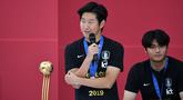 Lee Kang In berhasil meraih golden ball alias pemain terbaik di Piala Dunia U-20 2019. Saat itu dirinya berumur 18 tahun dan tercatat sebagai pemain termuda Korea Selatan di Piala Dunia U-20 2019. Lee turut membantu Taeguk Warriors menjadi runner-up, setelah dikalahkan Ukraina di final dengan skor 1-3. (AFP/Jung Yeon-je)