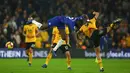 Bek Chelsea, Antonio Rudiger, berebut bola dengan striker Wolverhampton, Raul Jimenez, pada laga Premier League di Stadion Molineux Wolves, Kamis (5/12). Wolves menang 2-1 atas Chelsea. (AFP/Geoff Caddick)