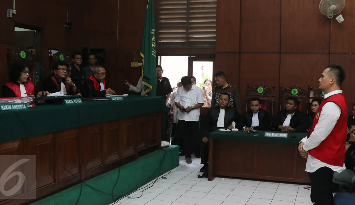 Saipul Jamil saat sidang di PN Jakarta Utara, Selasa (14/06/2016). PN Jakarta Utara menjatuhkan vonis kepada Saipul Jamil,  Berdasarkan pasal 292 KUHP tentang Pelecehan Seksual Sesama Jenis (Homoseksual). (Liputan6.com/Herman Zakharia)