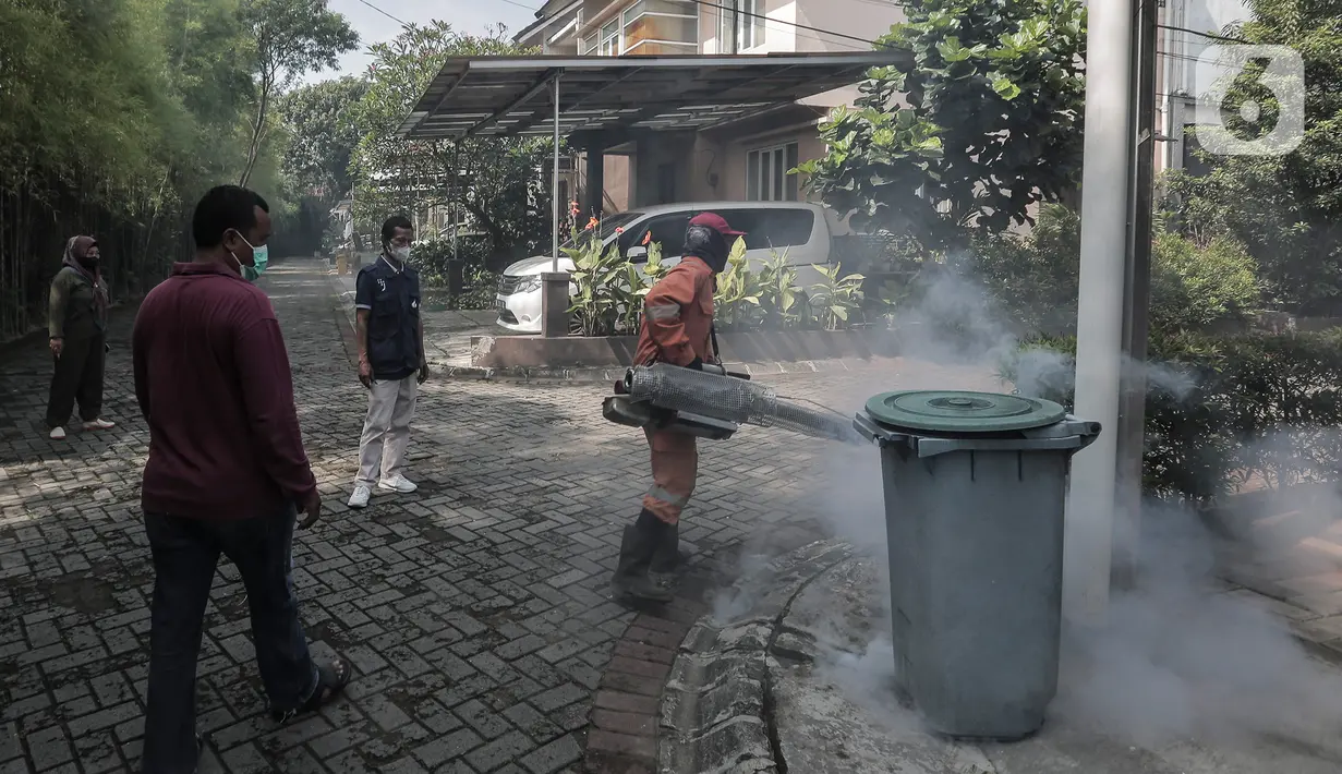 Petugas melakukan pengasapan (fogging) di dekat tempat sampah kawasan perumahan, Pesanggrahan, Jakarta, Kamis (6/10/2022). Nyamuk Aedes Aegypti menjadi penyebab penyakit Demam Berdarah Dengue (DBD). (Liputan6.com/Johan Tallo)