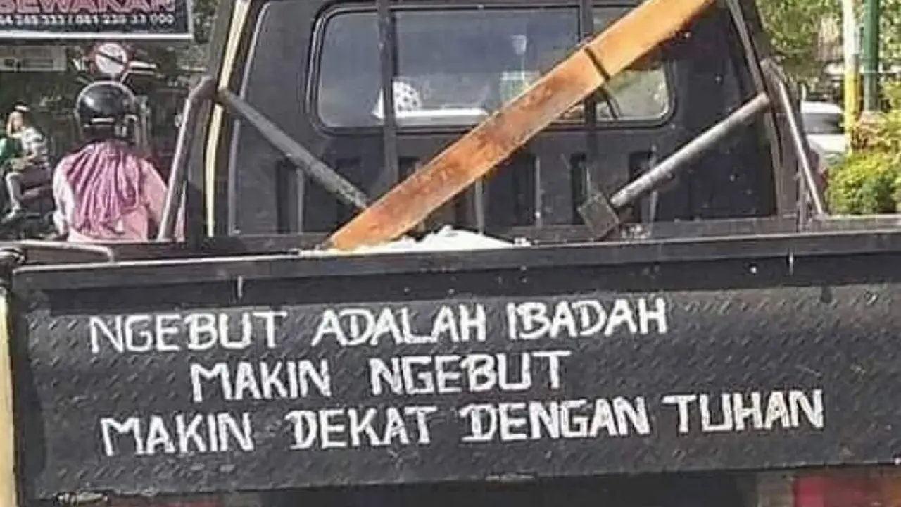 Foto Tulisan Lucu di Belakang Mobil Bikin Fokus Buyar Saat Berkendara