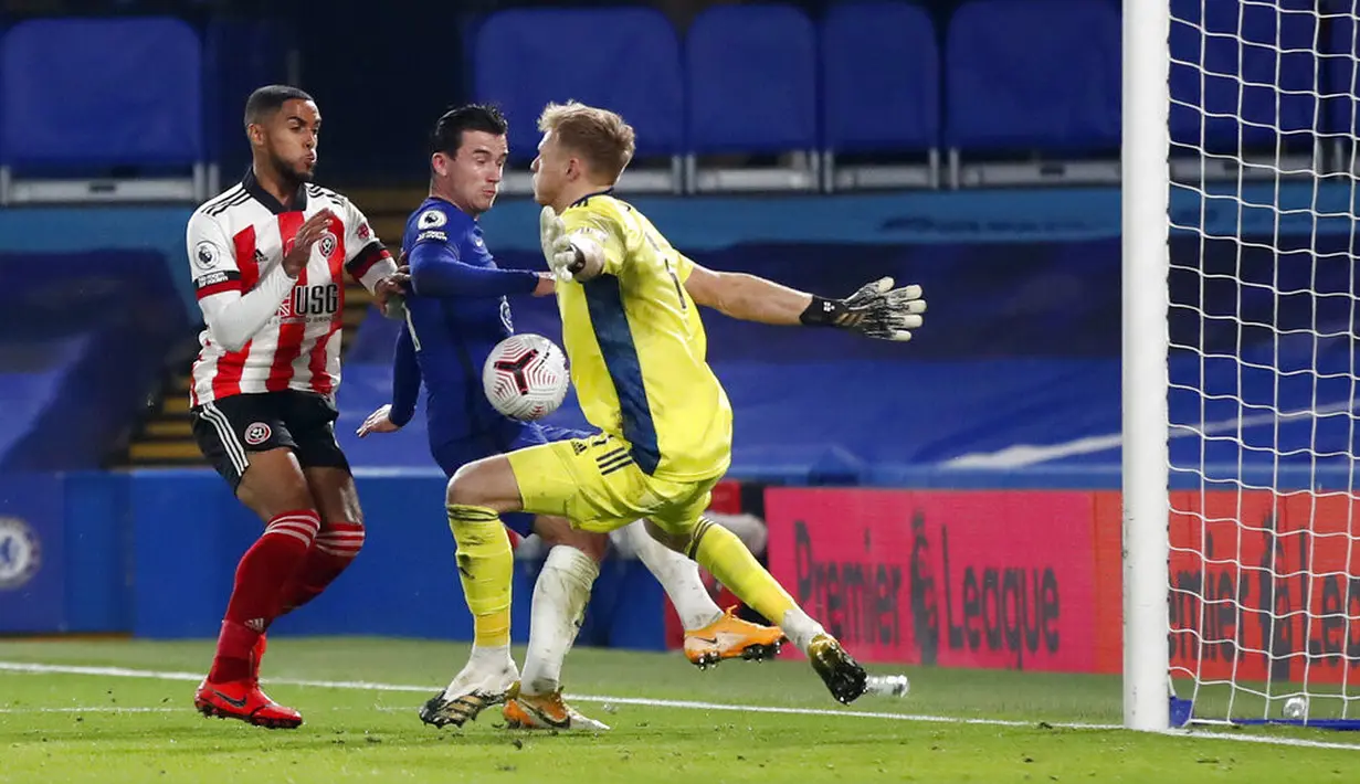 Pemain Chelsea Ben Chilwell (tengah) mencetak gol ke gawang Sheffield United pada pertandingan Liga Premier Inggris di Stadion Stamford Bridge, London, Sabtu (7/11/2020). Chelsea menang 4-1. (Peter Cziborra/Pool via AP)