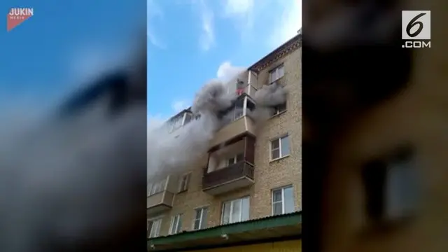 VIDEO: Korban Kebakaran Lompat dari Balkon Apartemen