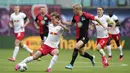 Pemain RB Leipzig, Daniel Carvajal, berebut bola dengan pemain Hertha Berlin, Per Skjelbred, pada laga  Bundesliga di Red Bull Arena, Rabu (27/5/2020). Kedua tim bermain imbang 2-2. (AP/Alexander Hassenstein)