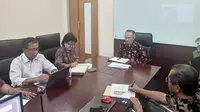 Dirjen Bina Pemdes Kemendagri  Eko Prasetyanto Purnomo Purtro menerima pemaparan Rimbawan. (Istimewa)