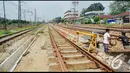 Pekerja sedang menyelesaikan pembuatan jalur  rel kereta di Stasiun Manggarai, Jakarta, Jumat (22/8/2014) (Liputan6.com/Faizal Fanani)