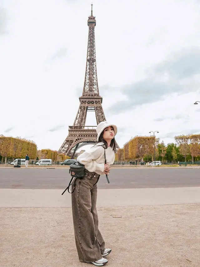 8 Pilihan Gaya Padu Padan Jeans ala Fuji, Super Stylish dan Kece Abis