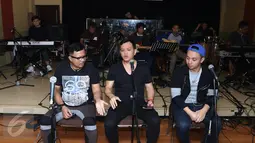 (Ki-ka) Vokalis Kahitna, Carlo, Hedi Yunus dan Mario menggelar latihan persiapan konser di studio kawasan Tebet, Jakarta, Rabu (3/2). Menginjak usia ke-30 tahun, Kahitna akan menggelar konser pada 13 Februari 2016 di JCC. (Liputan6.com/Herman Zakharia)