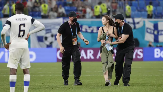 Foto Piala Eropa: Penyusup Cantik Berhentikan Pertandingan antara Finlandia Melawan Belgia pada Laga Grup B Euro 2020