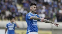 Bek Persib Bandung, Bojan Malisic, memberikan arahan kepada rekannya saat melawan Persiwa Wamena pada laga Piala Indonesia di Stadion Si Jalak Harupat, Bandung, Senin (11/2). Persib menang 7-0 atas Persiwa. (Bola.com/M Iqbal Ichsan)