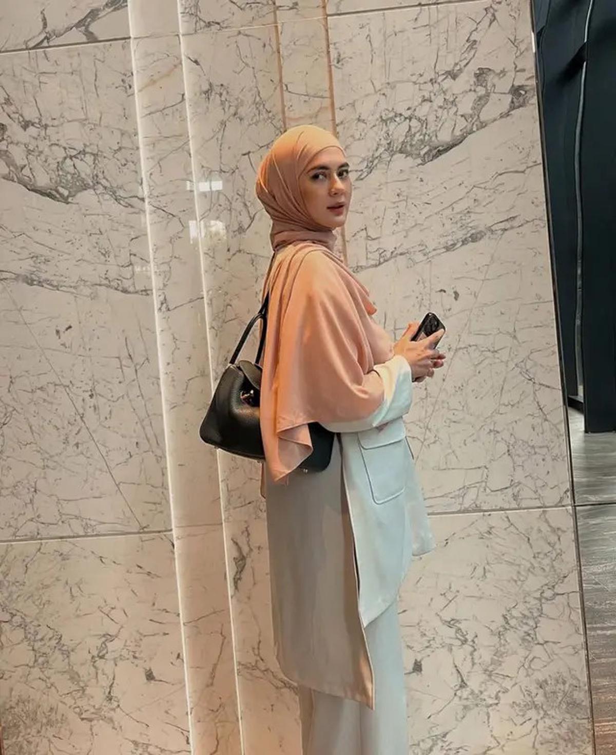 5 Look Andalan Paula Verhoeven, Gaya Kasual yang Siap Temenin Hari Aktif