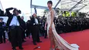 Pose Emily Ratajkowski saat menghadiri pemutaran film 'Ismael's Ghosts' (Les Fantomes d'Ismael) saat pembukaan Festival Film Cannes ke-70 di Cannes, Prancis (17/5). (AFP Photo/Anne-Christine Poujoulat) 