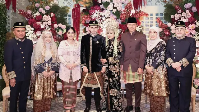 Gaya Kembar Menpar Widi Wardhana dan Annisa Pohan Kenakan Kebaya dan Sarung untuk Kondangan