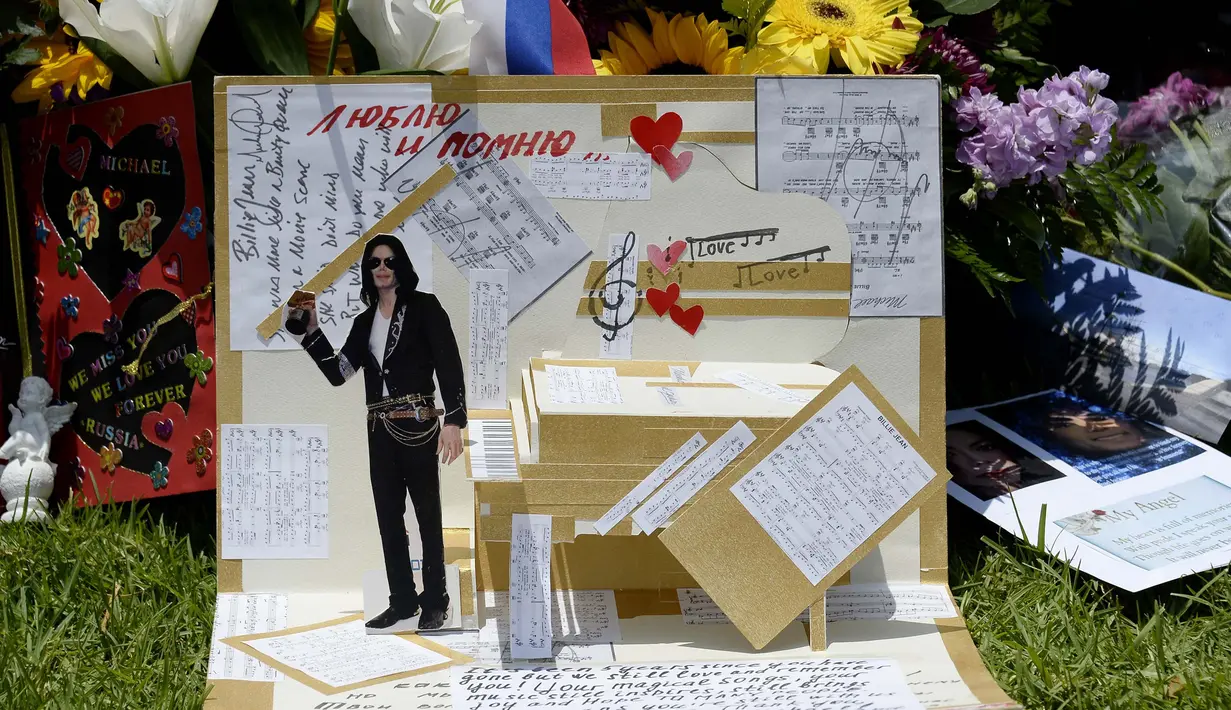 Sebuah pesan diletakkan di depan pintu masuk makam di mana Michael Jackson dikebumikan di Forest Lawn Memorial Park-Glendale, California, Rabu (25/6/14). (REUTERS/Kevork Djansezian)