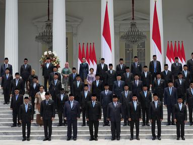Presiden Republik Indonesia, Prabowo Subianto (tengah depan) bersama dan Wakil Presiden Gibran Rakabuming Raka berfoto bersama dengan para menteri Kabinet Merah Putih yang baru saja dilantik di Istana Merdeka, Jakarta, Senin 21 Oktober 2024. (AP Photo/Achmad Ibrahim)