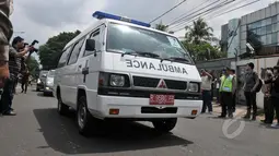 Mobil ambulans yang membawa jenazah Duo Bali Nine saat memasuki Rumah Duka Abadi, Jakarta, Rabu (29/4/2015). Jenazah terpidana mati Andrew Chan dan Myuran Sukumaran disemayamkan hingga besok, sebelum diterbangkan ke Australia. (Liputan6.com/Johan Tallo)