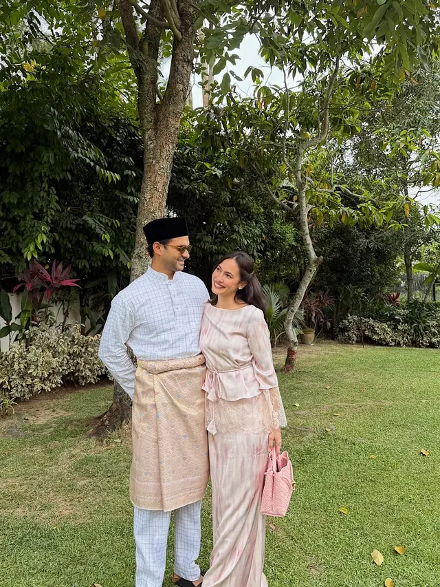 Pevita Pearce dan Mirzan Meer Kompak Pakai Busana Melayu, Tampil Serasi dalam Nuansa Lebaran yang Elegan