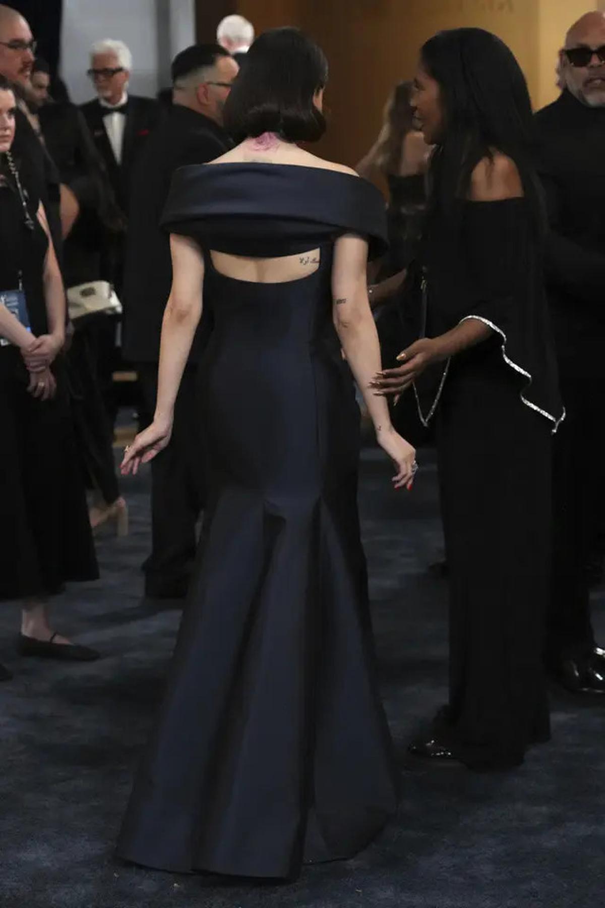 Potret Selena Gomez Tampil Bergincu Merah di SAG Awards 2025, Dinilai Persis Snow White