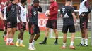 Pelatih baru Bayern Munchen, Julian Nagelsmann (ketiga kanan) mengawasi sesi latihan pertama dengan timnya di tempat latihan mereka di Munich, Jerman selatan (7/7/2021).  (AFP/Christof Stache)