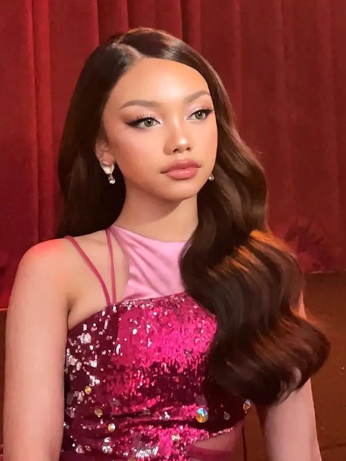 Pesona Naura Ayu dalam balutan dress pink