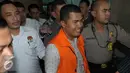 Anggota DPRD Muba, Zaini ditahan KPK, Jakarta, Selasa (26/4). Enam anggota DPRD Muba ditahan terkait suap Laporan Keterangan Pertanggung Jawaban (LKPJ) 2014 dan pengesahan APBD Kabupaten Muba tahun 2015. (Liputan6.com/Helmi Afandi)