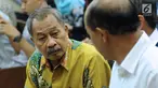 Ketua Pengadilan Tinggi Manado, Sudiwardono berbincang jelang mengikuti sidang perdana di Pengadilan Tipikor, Jakarta, Rabu (28/2). Sudiwardono didakwa menerima suap dari Aditya A Moha untuk memengaruhi putusan banding. (Liputan6.com/Helmi Fithriansyah)
