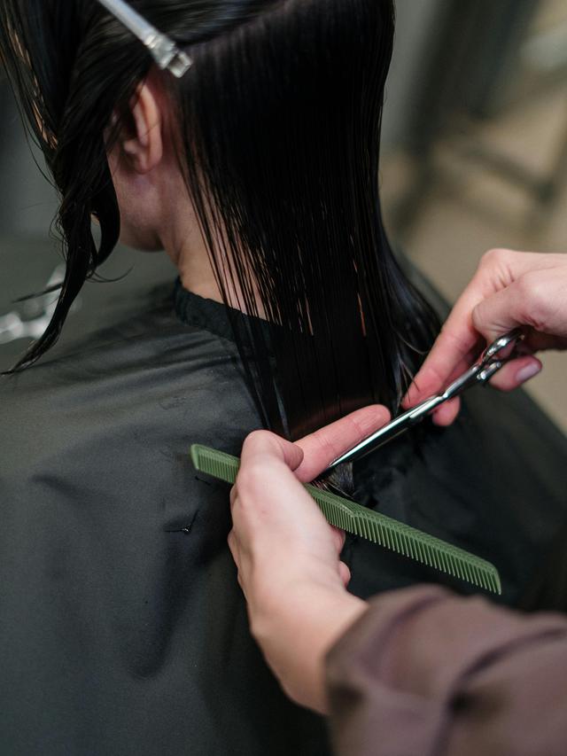 4. Rajin Memotong Ujung Rambut