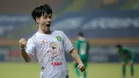 Taisei Marukawa merupakan pemain Persebaya yang terpilih menjadi starting terbaik pekan kelima dan keenam di BRI Liga 1 2021/2022. Ia tercatat telah mencetak 4 gol dari lima penampilannya. Pemain asal jepang tersebut juga sukses melakukan 6 tekel dan 5 intersep. (Bola.com/Bagasakara Lazuardi)