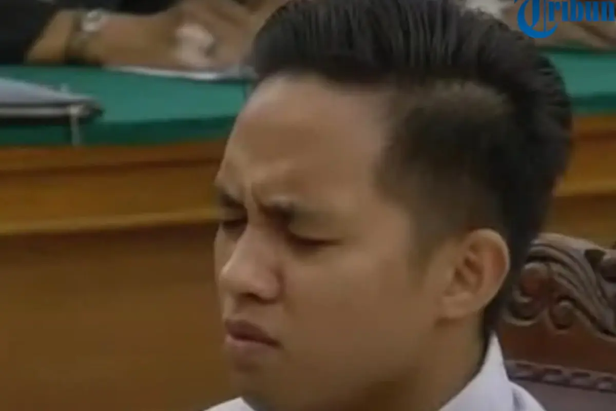 Bharada Richard Eliezer menahan tangis saat dituntut hukuman penjara 12 tahun penjara atas kasus pembunuhan berencana terhadap Nofriansyah Yosua Hutabarat alias Brigadir J.