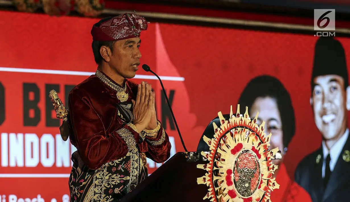 Presiden Joko Widodo mengenakan baju adat Bali memberikan sambutan saat menghadiri Kongres V PDIP di Grand Inna Beach, Sanur, Bali, Kamis (8/8/2019). Kongres V PDIP berlangsung selama tiga hari sejak 8 hingga 10 Agustus mendatang. (Liputan6.com/Johan Tallo)