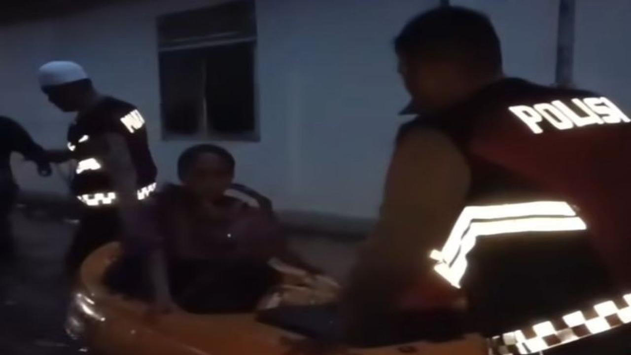 Polres Banjar Bergerak Cepat, Evakuasi Lansia dan Balita Terdampak Banjir Martapura