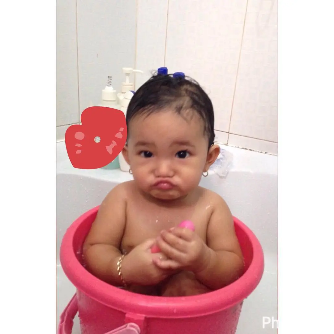 Ayu Ting Ting mengunggah foto anaknya sedang mandi (Instagram/ayutingting92)