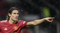 Striker Manchester United (MU) Edinson Cavani menjalani debutnya saat melawan Chelsea pada pekan keenam Liga Inggris di Old Trafford, Sabtu (24/10/2020). (Michael Regan/Pool via AP)