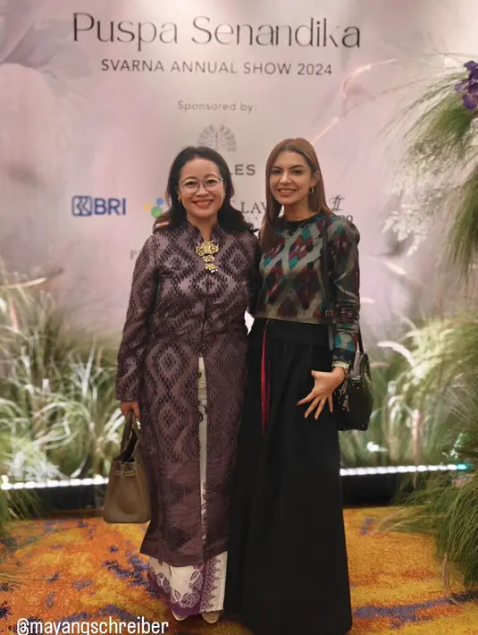 Hadir besama sahabat, Najwa Shihab tampil kece dengan atasan wastra lengan panjang dan celana kulot. Ia pun jinjing sling bag hitam dan sepatu merah [@najwashihab]