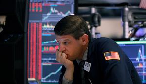 Ekspresi pialang Michael Gallucci saat bekerja di New York Stock Exchange, Amerika Serikat, Rabu (11/3/2020). Bursa saham Wall Street jatuh ke zona bearish setelah indeks Dow Jones turun 20,3% dari level tertingginya bulan lalu. (AP Photo/Richard Drew)