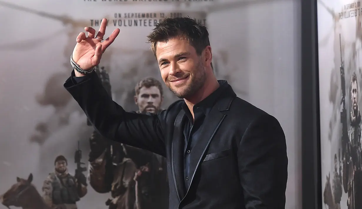 Aktor Chris Hemsworth menyapa penggemarnya saat menghadiri pemutaran perdana film "12 Strong" di Jazz di Lincoln Center, New York City (16/1). Dalam film ini  Chris Hemsworth bermain sebagai tokoh utama. (AFP Photo/Angela Weiss)
