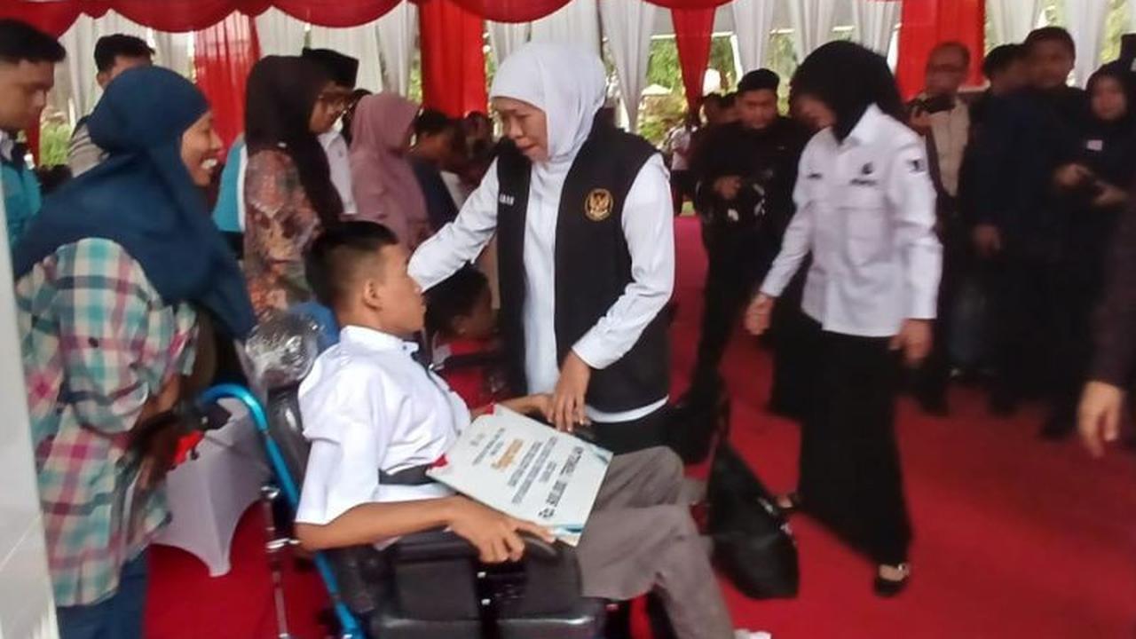 Gubernur Khofifah Salurkan Bantuan Sosial di Kediri, Perkuat Kesejahteraan Warga