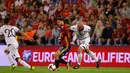 Pemain timnas Spanyol, Isco berebut bola dengan pemain Albania dalam laga Grup G Kualifikasi Piala Dunia 2018 di Stadion Jose Rico Perez, Jumat (6/10). Spanyol lolos ke putaran final Piala Dunia 2018 usai mengalahkan Albania 3-0 (AP/Alberto Saiz)
