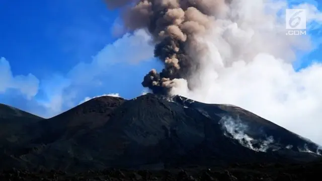 Gunung Etna di Sisilia melontarkan gumpalan lava besar yang membara hingga ketinggian sekitar 150 meter.