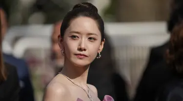 Im Yoona yang juga dikenal sebagai YoonA berpose untuk fotografer setibanya pada pemutaran perdana film 'Horizon: An American Saga' di festival Cannes, Prancis selatan, Minggu (19/5/2024). (Photo by Andreea Alexandru/Invision/AP)