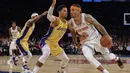 Pemain New York Knicks, Michael Beasley (kanan) berusaha melewati adangan pemain Lakers, Josh Hart pada lanjutan NBA basketball game di Madison Square Garden, New York, (12/12/2017). Knicks menang 113-109. (AP/Andres Kudacki)