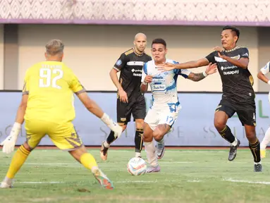 Pemain PSIS Semarang, Paulo Gali Freitas, berusaha melewati pemain Dewa United, Asep Berlian, pada laga pekan kedelapan BRI Liga 1 2023/2024 di Stadion Indomilk Arena, Tangerang, Senin (14/8/2023). PSIS Semarang menang telak 4-1 atas Dewa United. (Bola.com/M Iqbal Ichsan)