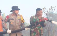 Heroik, Potret Kapolres di Riau Seberangi Sungai Hingga 'Belah Hutan' Demi Padamkan Kebakaran Lahan Sawit