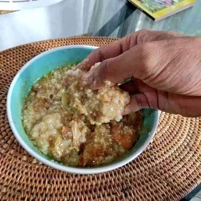 6 Cara Nyeleneh Orang Makan Bubur Ayam Ini Kocak, Bikin Kenyang Duluan