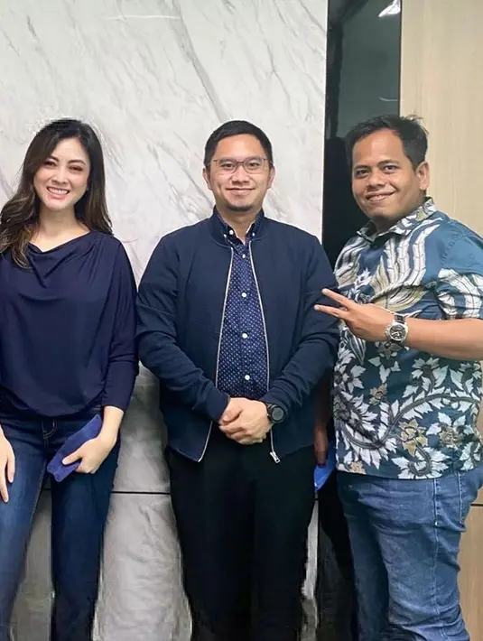 Melalui akun instagramnya, Dhena juga mengungkapkan perjuangannya mendapatkan akta cerai. Dhena menunjukkan akta yang baru saja didapatkan setelah melalui perjuangan yang alot dan cukup lama. [Instagram/dhenaaldhaliadevanka]