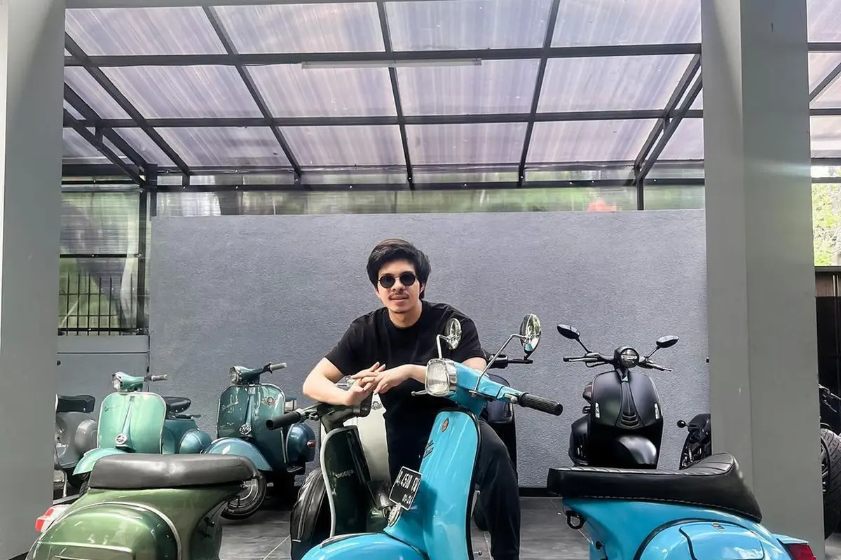 Atta Halilintar naik Vespa (Instagram/@attahalilintar)